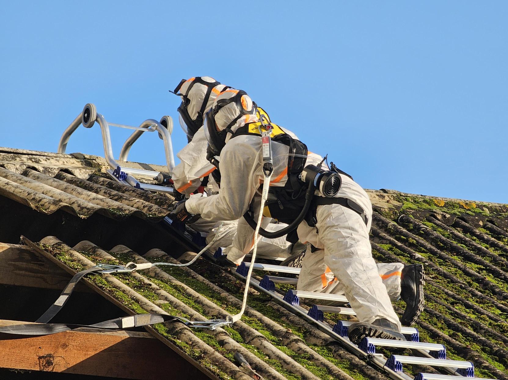 Intervention protégée sur toiture ancienne en fibrociment