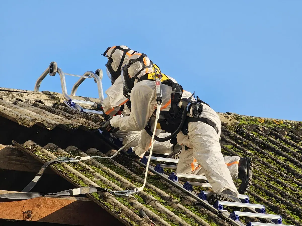 Intervention protégée sur toiture ancienne en fibrociment