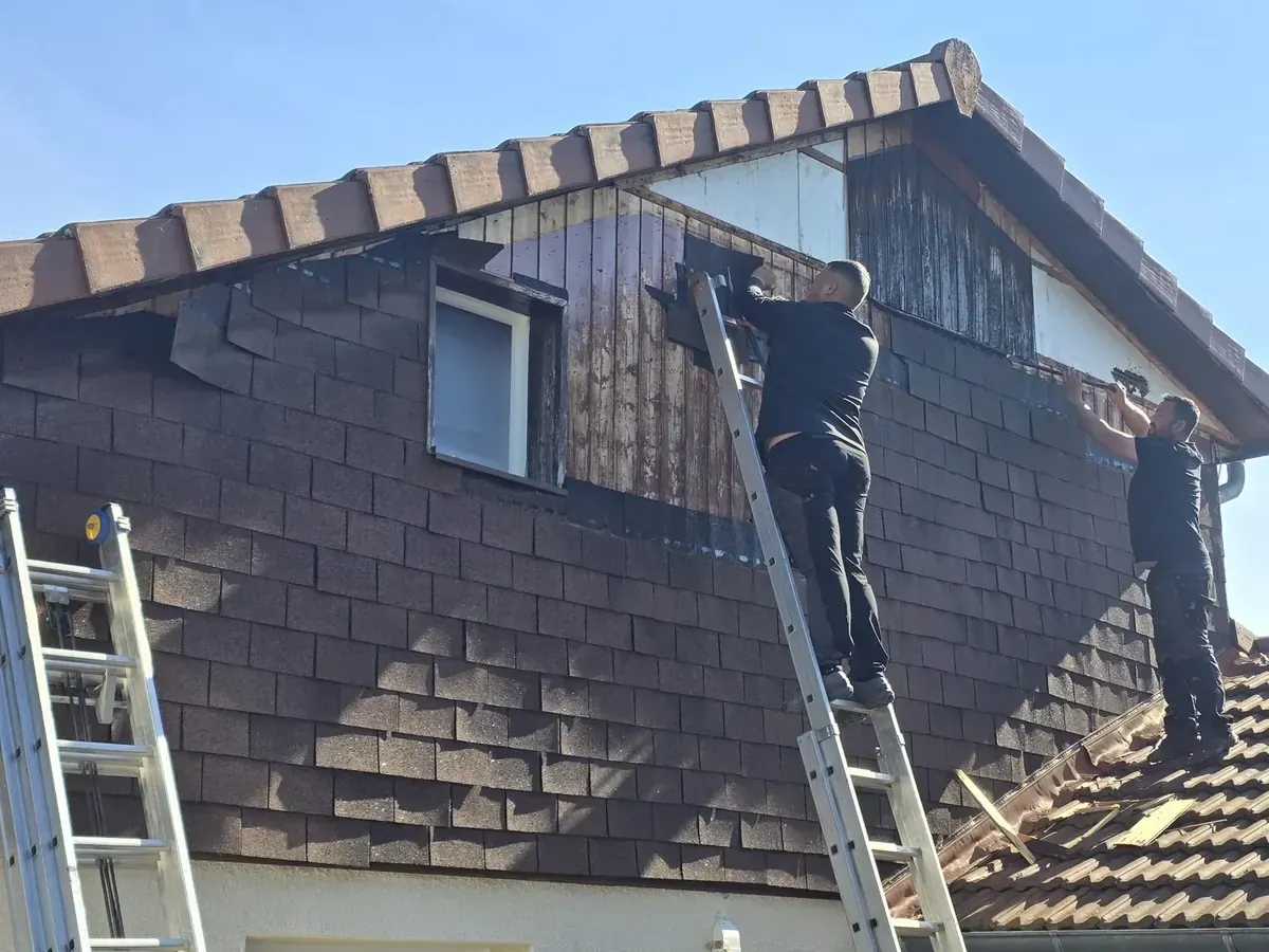 Rénovation d'un pignon en bois en cours par EP Couvreur Zingueur